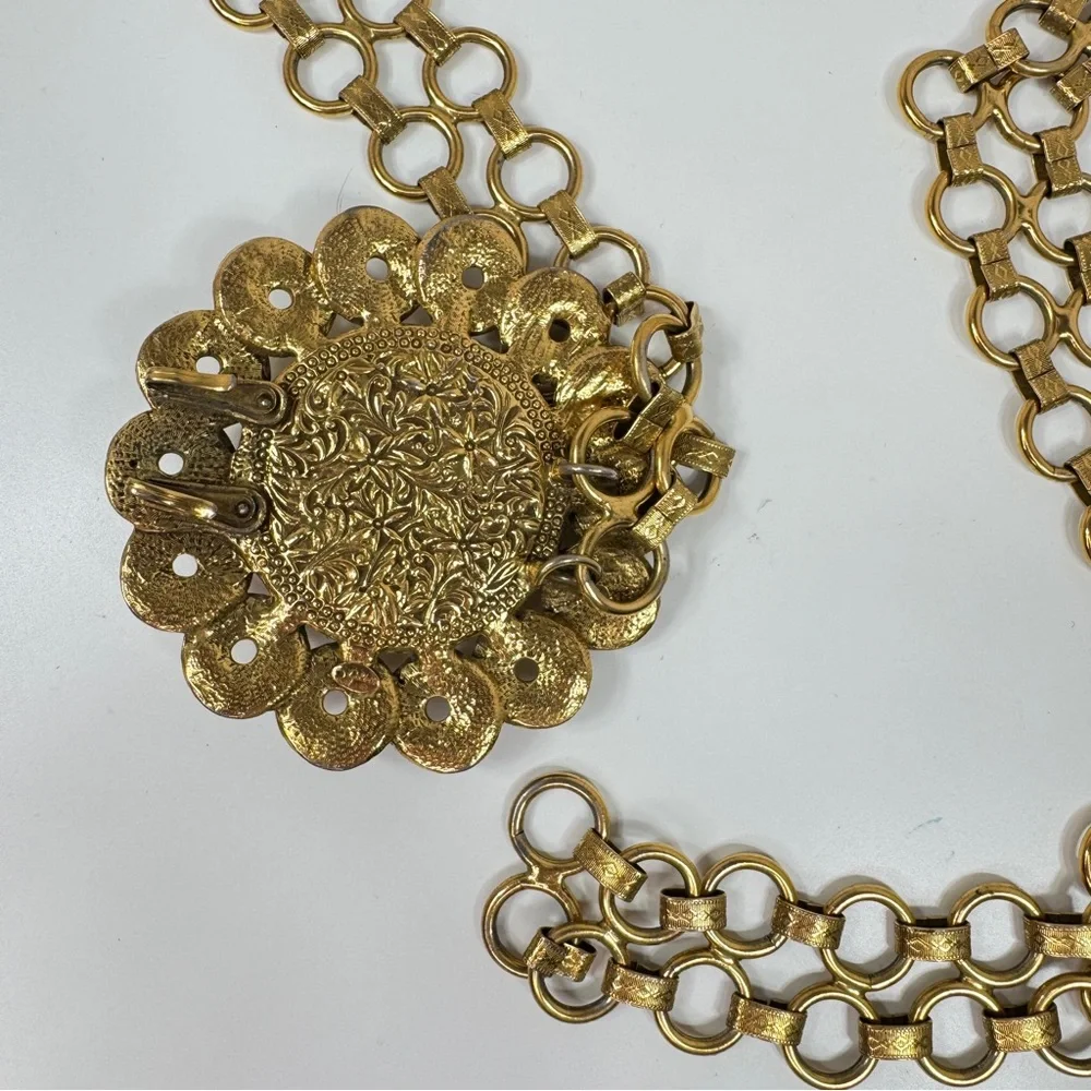 Vintage Victorian Revival Cameo Medallion Carved Resin Chain Belt Gold‎ Pink